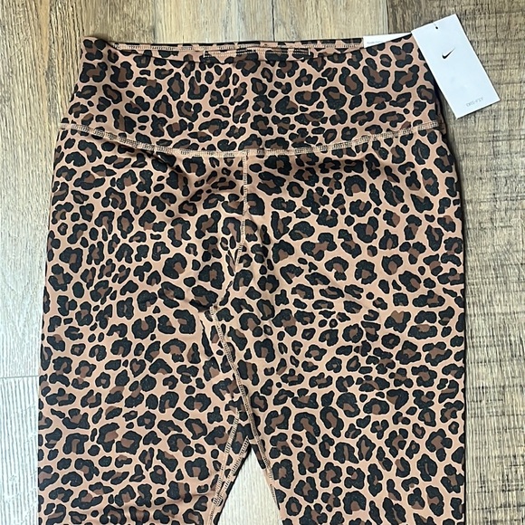 Nike One Dri-Fit Leopard Leggings Medium - Picture 3 of 7